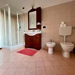 בית נופש Amazing Castle House Mombaldone